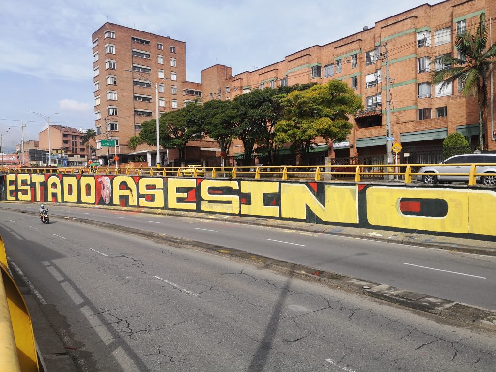 "Estado asesino" pintado en una calle en Medellín.